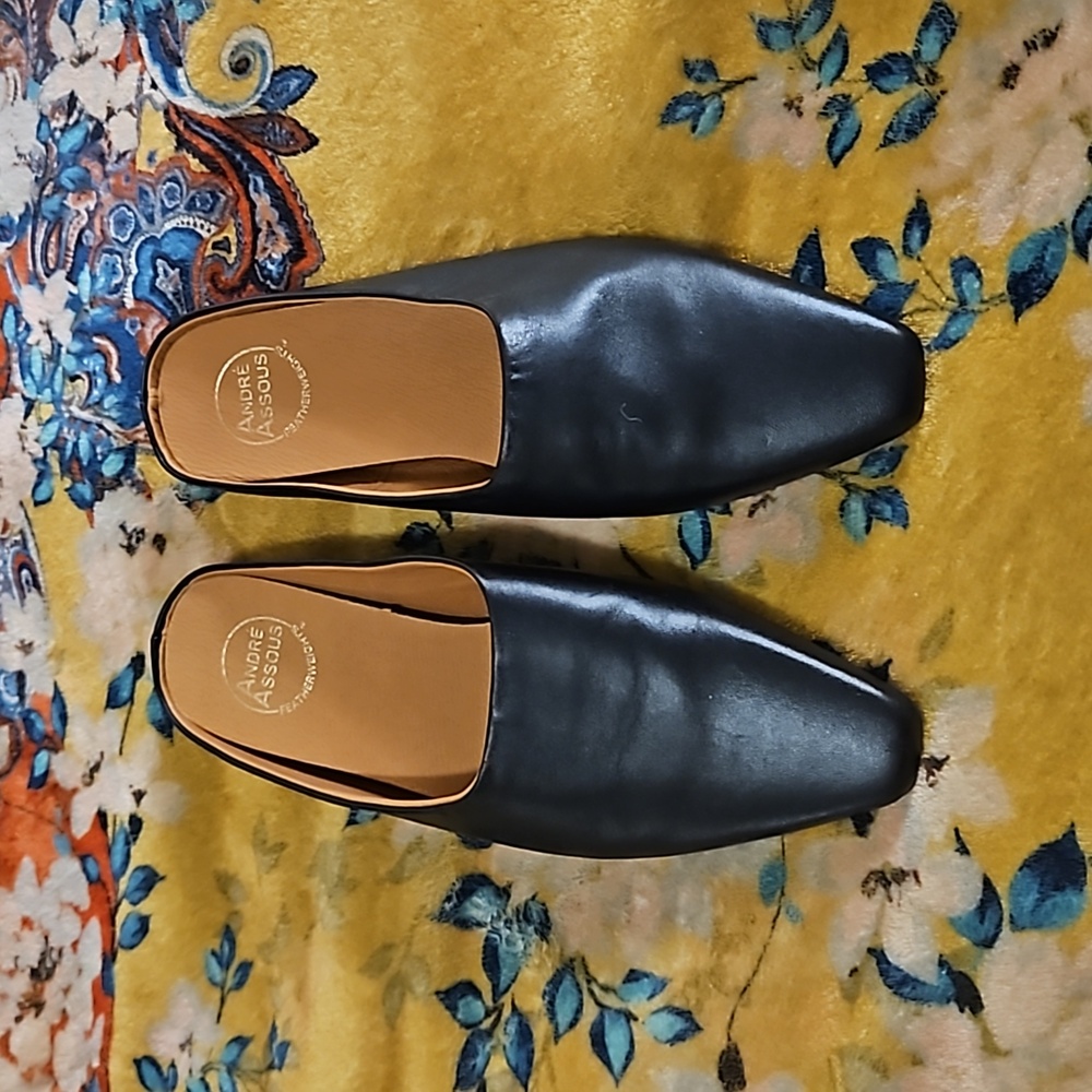 NWOT Andre Assous Black Leather Norma Wedge Mule 8